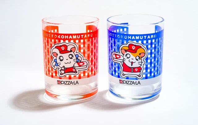 ピザーラ×とっとこハム太郎の特典グラス。ギンガムチェック柄になっている。青のハム太郎（右）、赤のリボンちゃん（左）