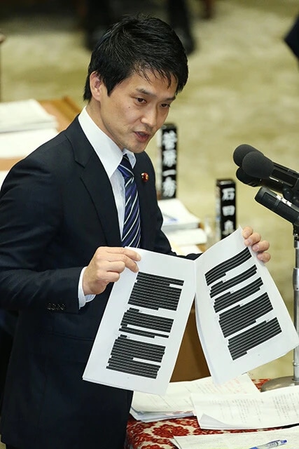 1971年生まれ、香川県出身。東京大学法学部卒業後、自治省（現総務省）に入省。2005年に衆院初当選