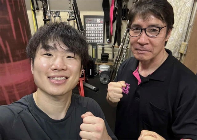 スーパーフライ級転向に向けて拳四朗は、今月15日から篠原（右）と共に肉体改造に取り組み始めた