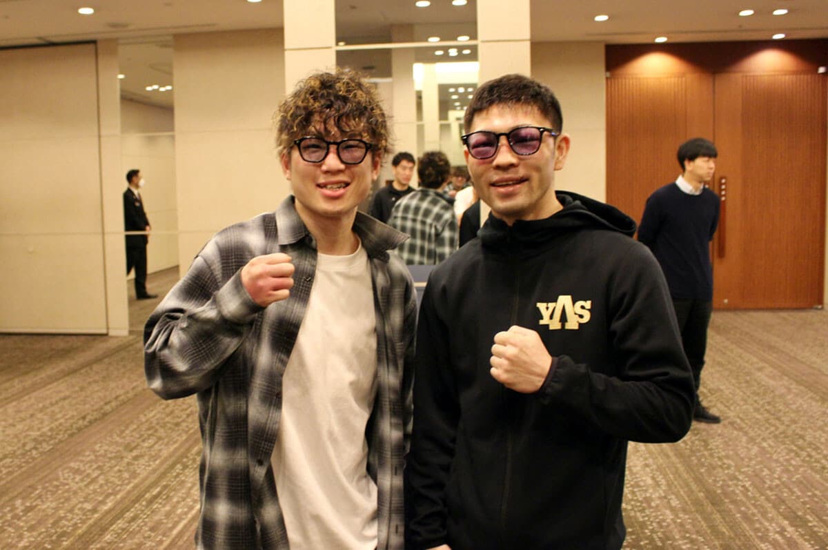 試合翌日会見で再会した拳四朗（左）とユーリ阿久井（右）。阿久井は戦前から「試合が終われば恨みっこなし」と話していた