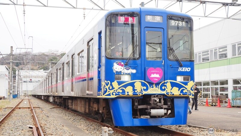 京王電鉄 サンリオキャラクターのラッピングトレイン