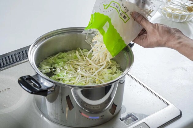 （１）ゆでる！　鍋にいっぱいのお湯を沸かし、麺と野菜をゆでる。野菜はゆですぎると水分が出るためサッと湯通しする程度がオススメ。麺はゆでた後に熱湯をかけてぬめりを取ろう