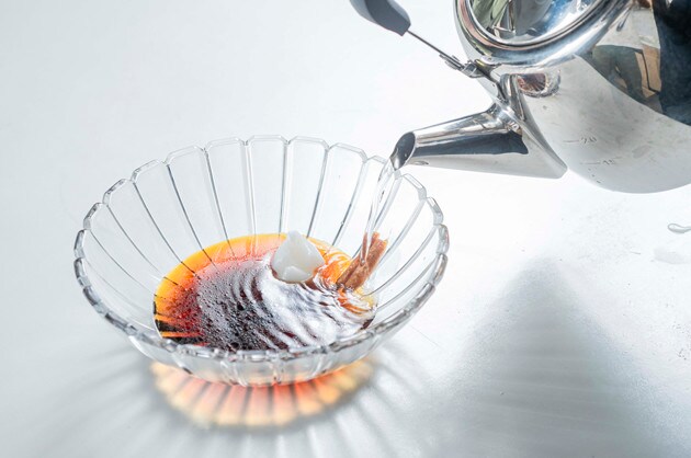 （２）スープ！　丼に冷やし中華のタレ、ラード、焦がしにんにくチューブを入れて熱湯で溶かしスープを作る。３倍程度に希釈するのを目安に、味見をしながらお湯の量を調整すること