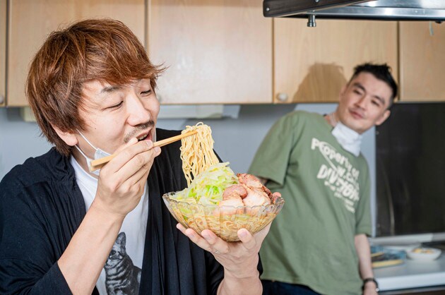 （５）激ウマ！　あとは全体をよく混ぜて豪快にすすって食べるべし。冷やし中華は細麺のものが多くラーメンよりものびやすい。麺から先に食べるのが最後までおいしく食べるコツとなる