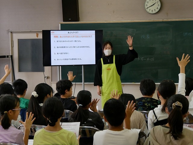 鎌倉市の小学生に郷土料理で「食育授業」　日清オイリオグループとキッコーマン 「あぶらの秘密」と題して子どもたちは日清オイリオグループ社員から食用油の特徴を学んだ