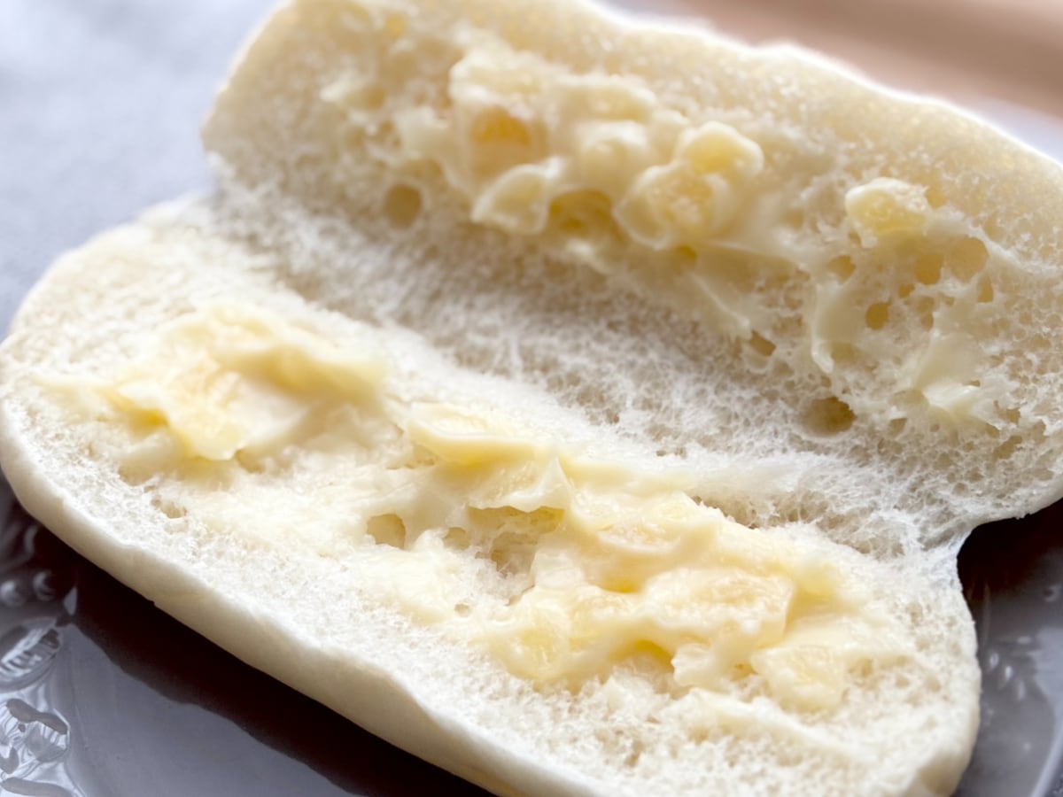 しっとりもちもちなのにシャキシャキ！【ファミマ】人気パンの新作を実食