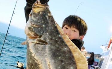 船泳がせ釣りで4kg超大型ヒラメが次々浮上！【千葉・大原】イワシ接岸でチャンス拡大中