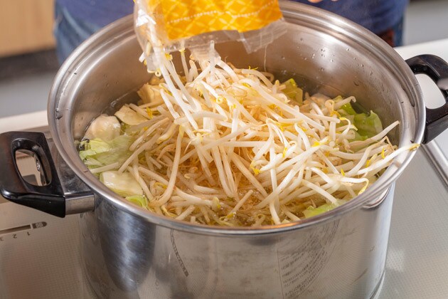 （２）ゆでる！　お湯を沸騰させた鍋に、モヤシとキャベツを投入して軽くゆでる。ゆですぎるとシャキシャキ感が損なわれるだけでなく、モヤシの水分でスープが薄くなるため要注意！