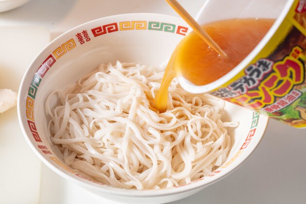 （３）スープ投入！　「日清デカうま　豚ニンニク味」の粉末スープを熱湯で溶かし、温めた糖質０ｇ麺の上から注ぐ。二郎の味に近いのに５０ｋａｃｌ未満という奇跡のスープを使わない手はない！