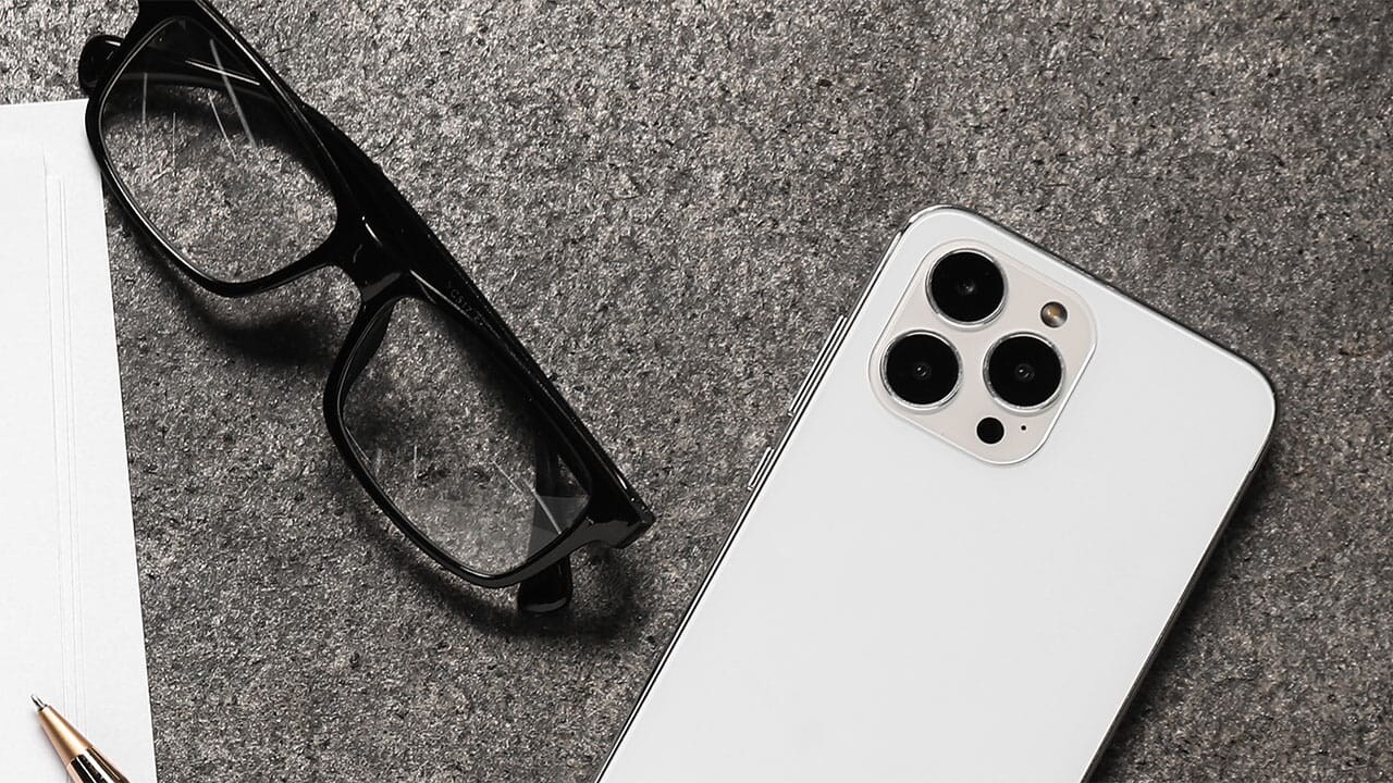 スマホ見すぎ？ 6割が目の疲れを実感　45％が「スマホ依存症」と自覚の画像1