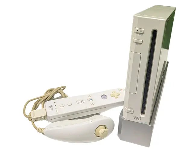 【2006年】（12月2日発売）Wii《国内販売台数》1275万台／発売当初の価格は1万5000円（税別）。2画面でタッチパネルを搭載した携帯機。「DS」「DS Lite」までは「アドバンス」との互換性がありゲームボーイシリーズの後継機と誤解されがちだが、当時はゲームボーイとは異なる任天堂＂第3の柱＂として展開された