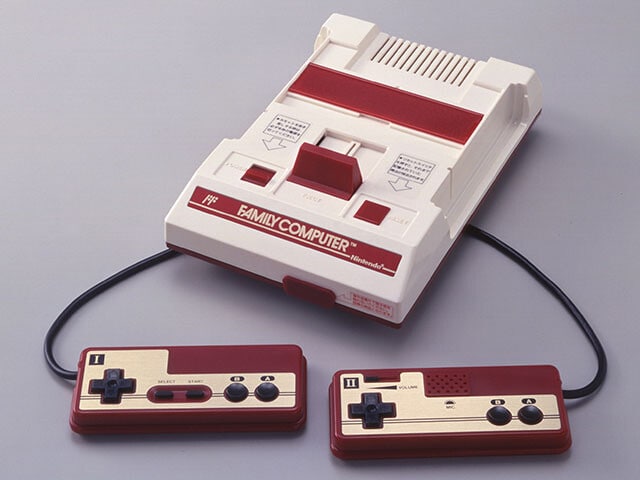 【1983年】（7月15日発売）ファミリーコンピュータ《国内販売台数》1935万台／発売当初の価格は1万4800円。ゲームセンターでしか遊べなかった高品質なアーケードゲームが、自宅でもほぼ遜色なく遊べるという点で、子供だけでなく大人の心もつかんだ。意外なことに2003年まで生産された