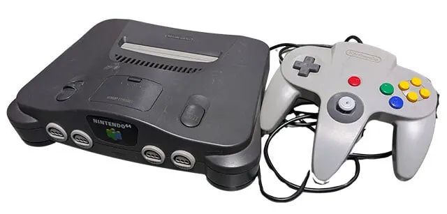 【1996年】（6月23日発売）NINTENDO64《国内販売台数》554万台／任天堂初の3DCGゲーム機。描画能力は高かったが、開発ハードルも高くソフトが集まりづらかった。3Dを浸透させるための3Dスティックを搭載しつつ、十字キーを残したコントローラーの評価は高い