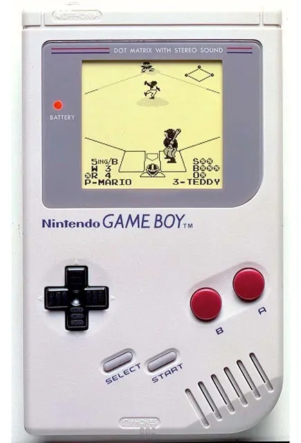 【1989年】（4月21日発売）ゲームボーイ　ポケット／ライト／カラー《国内販売台数》1242万台／発売当初の価格は1万2800円（税別）。画面をモノクロにしたのは緻密に練られた戦略だった。カラー液晶で電池の消耗を早くしてしまうより、長く楽しめることを優先したことが功を奏してヒットした