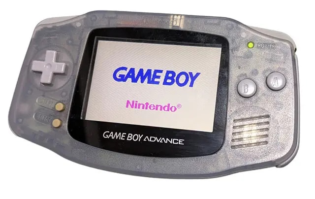 【2001年】（3月21日発売）ゲームボーイアドバンス　SP／ミクロ《国内販売台数》1696万台／発売時には26タイトルが同時に発売されるという豪華なデビューを果たし、さらに任天堂初の前世代のゲームボーイとの互換性を持つ、子供たちにも、買い与える親にもうれしいゲーム機となった