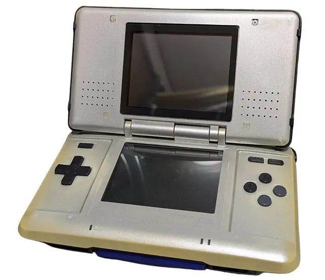 【2004年】（12月2日発売）ニンテンドーDS　DSLite／DSi／DSi LL《国内販売台数》3299万台／発売当初の価格は1万5000円（税別）。2画面でタッチパネルを搭載した携帯機。「DS」「DS Lite」までは「アドバンス」との互換性がありゲームボーイシリーズの後継機と誤解されがちだが、当時はゲームボーイとは異なる任天堂＂第3の柱＂として展開された