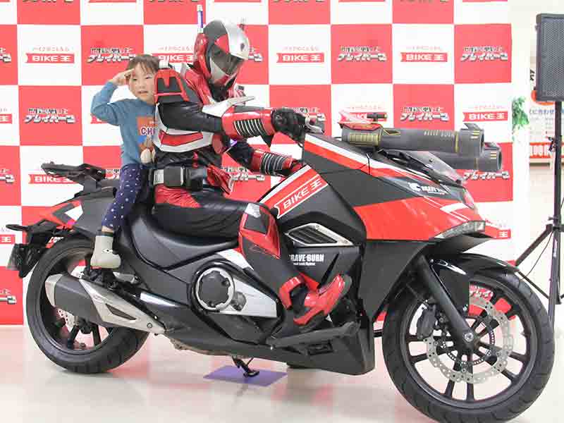 ホンダ NM4 がご当地ヒーローの戦術車両に! バイク王が栃木県小山市の「開運戦士ブレイバーン」へ車両提供 メイン