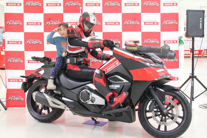 バイク王、開運戦士ブレイバーンに“戦術車両”として特別仕様のホンダNM4を提供!