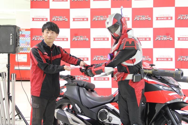 バイク王、開運戦士ブレイバーンに“戦術車両”として特別仕様のホンダNM4を提供!