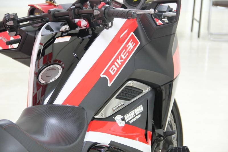 バイク王、開運戦士ブレイバーンに“戦術車両”として特別仕様のホンダNM4を提供!