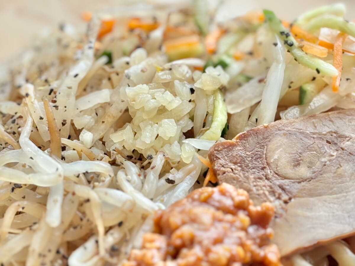 濃いめの味に賛否あり！？【ファミマ】人気店監修のまぜそばを実食