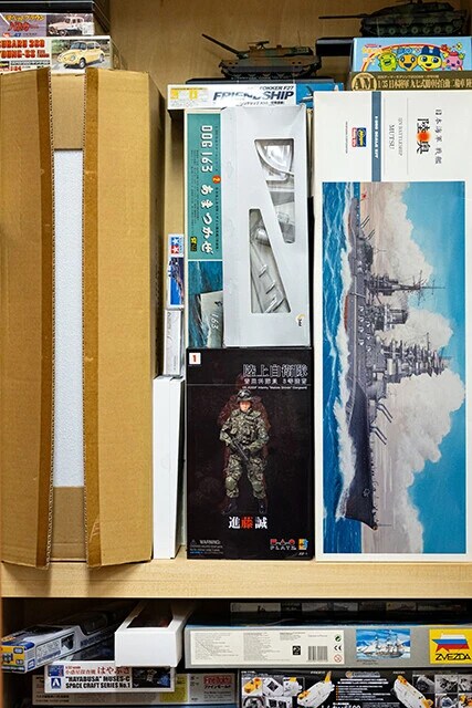 ミリタリー関連のプラモなどがびっしり詰められた石破さんの国会事務所の収納棚。戦艦や戦車、さらに自衛官のフィギュアもあった
