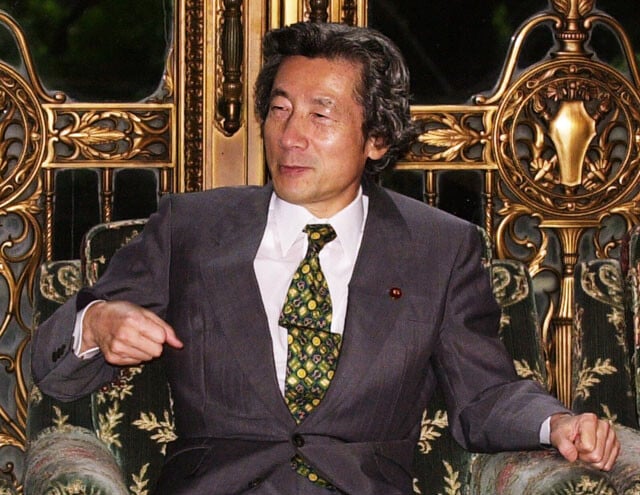 小泉純一郎元首相は「聖域なき構造改革」を掲げ、郵政民営化や医療・農業・教育分野への規制緩和を進めた