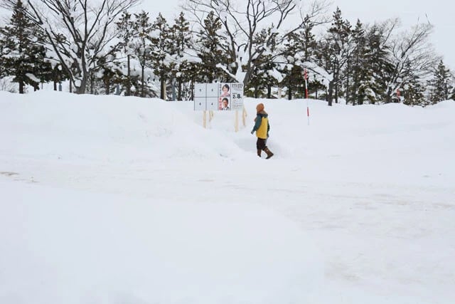 青森県の雪の中に設置された衆院選のポスター。2月の衆院選は1990年の海部俊樹政権時以来、36年ぶり
