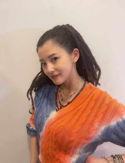 Instagram:朝比奈彩(@asahina_aya)より