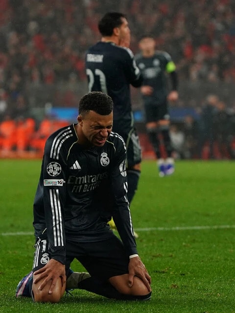 1月28日のベンフィカ戦で2-4と逆転負けを喫し、レアル・マドリードのエースであるエムバペはひざまずいて悔しがった
