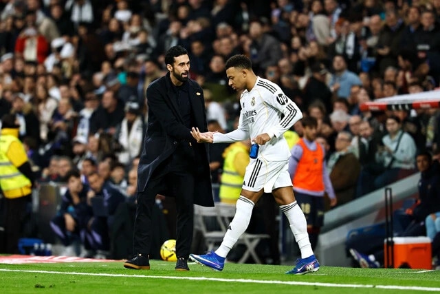 新監督に就任したのは、下部組織を指揮していたアルバロ・アルベロア（左）。スター軍団をまとめることに専念している