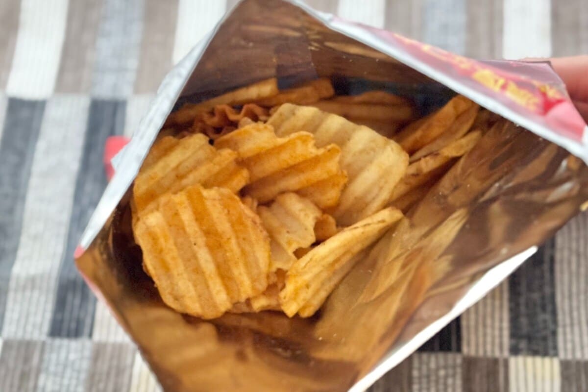 噛めば噛むほど辛い!【ファミマ限定】ギザギザポテチがクセになるウマさ