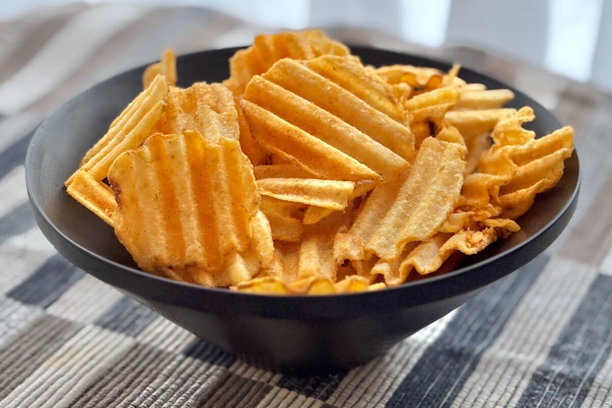 噛めば噛むほど辛い!【ファミマ限定】ギザギザポテチがクセになるウマさ