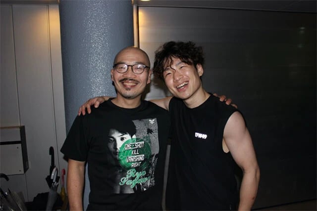 加藤トレーナーと同様に信頼を置く横井トレーナー（左）と拳四朗（右）