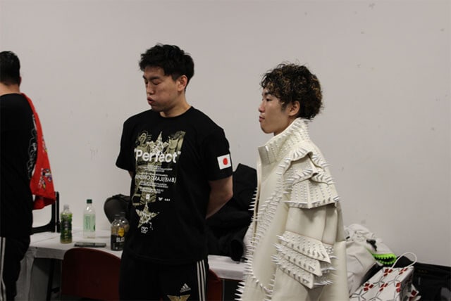 入場直前、緊張した面持ちでその「時」を待つ加藤（左）と拳四朗