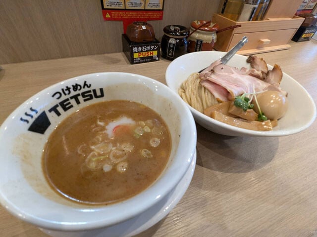 クリレスHD傘下の「つけめんTETSU」は、関東圏を中心に展開。「特製つけめん」（1290円）は熱々の豚骨魚介スープがもっちりとした食感の麺によく絡む。口に入れた瞬間に広がる濃厚な味わいに、箸が止まらなくなる一杯
