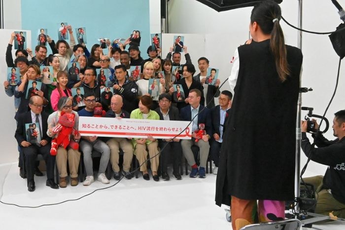 HIV終結へ写真・映像で賛同の輪　6団体がプロジェクト開始 自らのポートレートを手に写真に納まるプロジェクト関係者や賛同者
