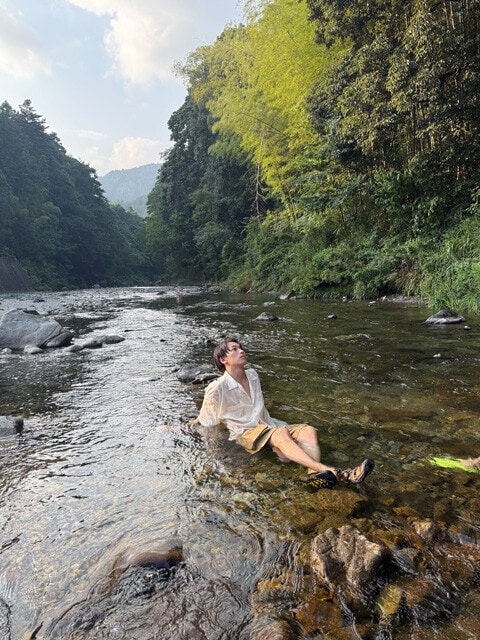夏とはいえ川の水は冷たく、表情管理をがんばっている龍の様子を写したオフショット。