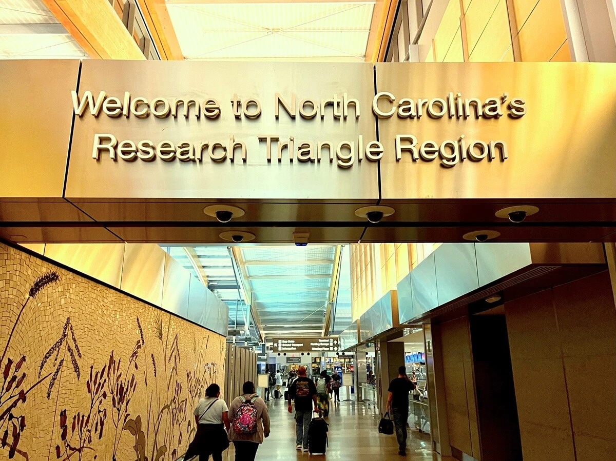 ローリー・ダーラム国際空港にて。本文でも解説するが、この地区は「リサーチ・トライアングル（Research Triangle）」と呼ばれている。空港でこの写真を撮った直後に、まさかあんなことになるとは......　詳細は本文で!!
