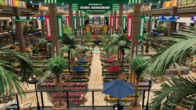 カオスな大人のテーマパーク〈ハンズマン〉　吹き抜けの空間に並ぶ多様な植物とオブジェ。ハンズマンは、まさに個性派ホームセンターの究極進化形だ