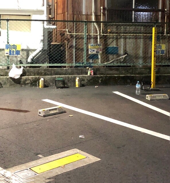 目黒のある駐車場で目にした「路上飲み」の痕跡。筆者はこれを見て、ある作戦を思いつく。