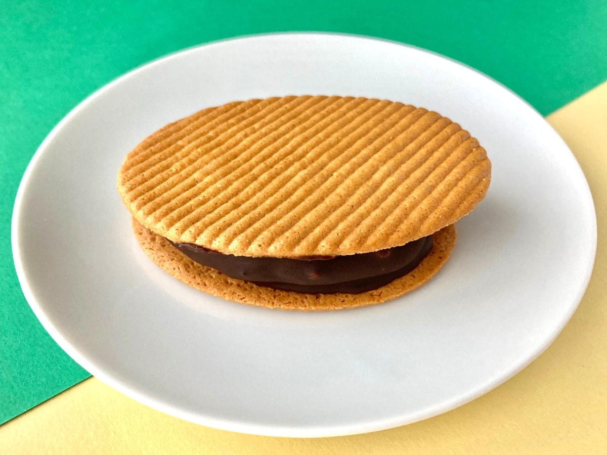 「硬くてバキバキ食べた!」「通年販売してほしい!」【ファミマ】ありえんほど美味しいチョコサンド