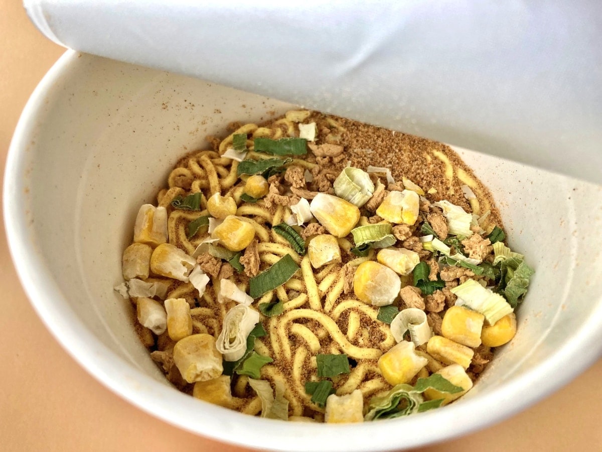 ついに再販されたぞ!!昼飯はずっとこれだけでいい!?【ファミマ】噂の味噌ラーメンがウマすぎる!