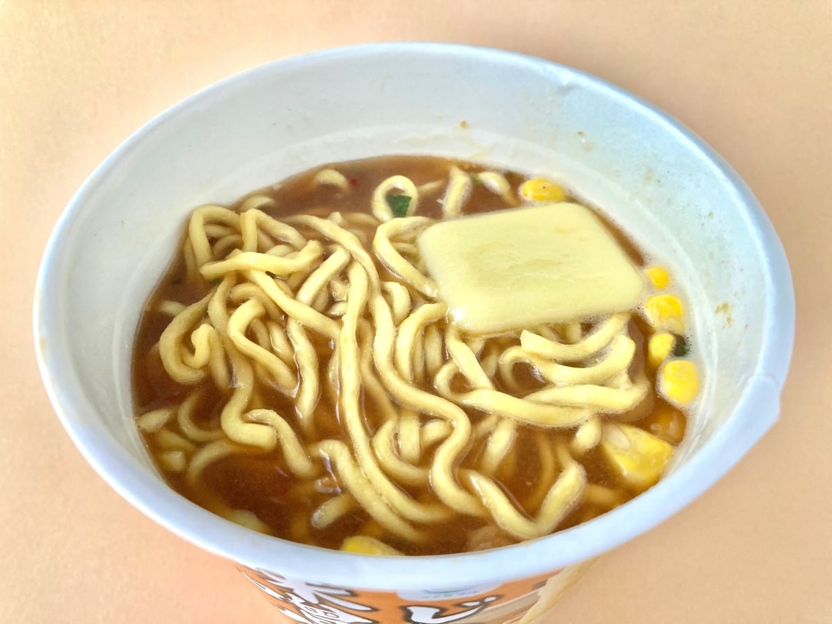ついに再販されたぞ!!昼飯はずっとこれだけでいい!?【ファミマ】噂の味噌ラーメンがウマすぎる!