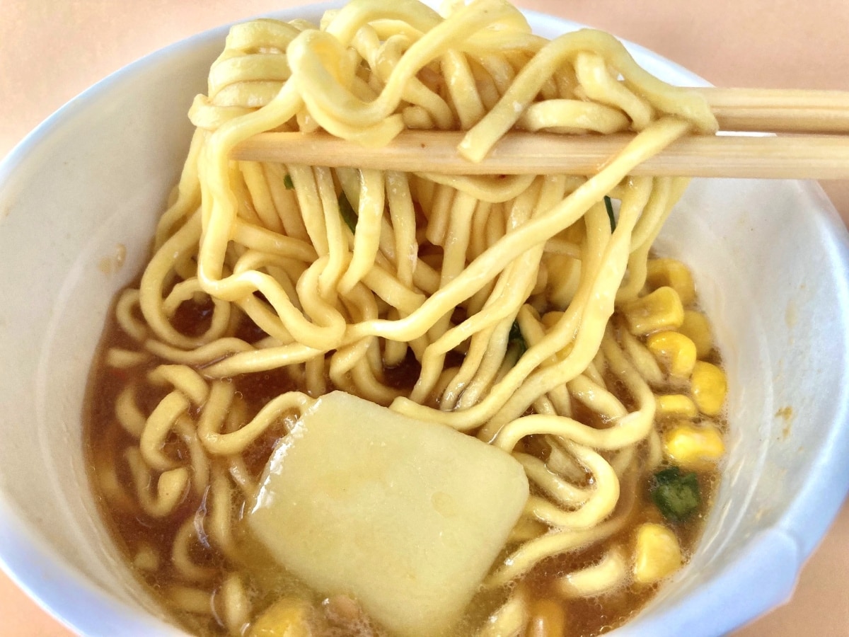 ついに再販されたぞ!!昼飯はずっとこれだけでいい!?【ファミマ】噂の味噌ラーメンがウマすぎる!