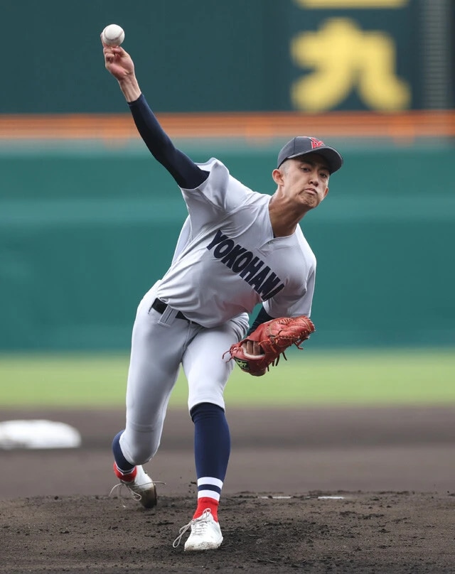 織田翔希（横浜／神奈川）　しなやかな投球フォームから最速152キロの快速球を投げ込む