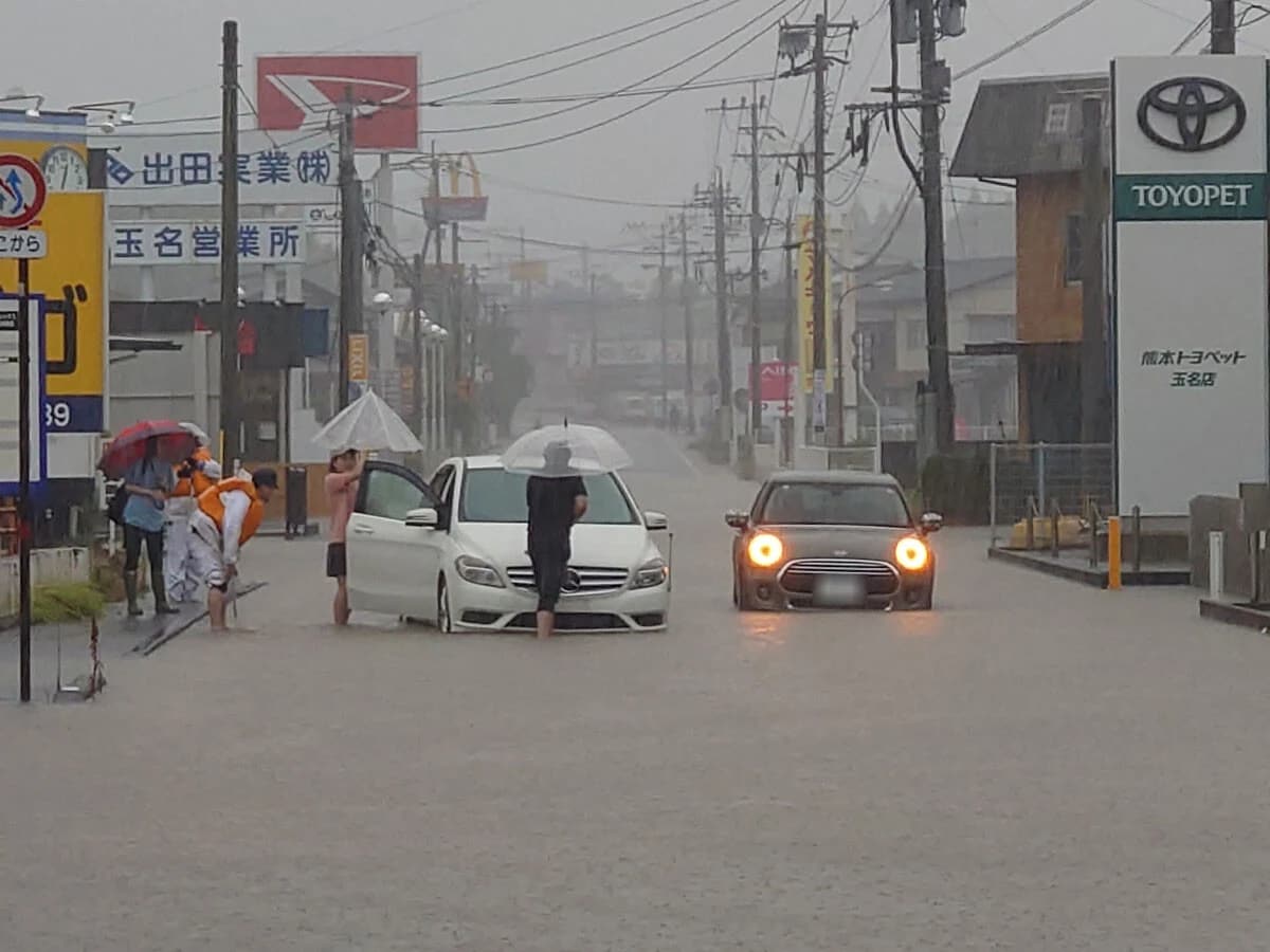 都市部でも油断できないのが冠水被害。突然の豪雨でクルマは立ち往生