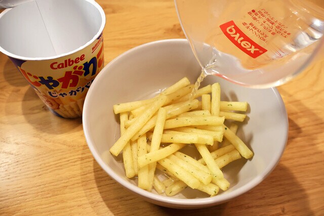 (1)熱湯! じゃがりこを耐熱容器に全量移したら、熱湯を100ミリリットルほど加えてラップをかけ、3分ほど待つ。じゃがりこの容器は耐熱性がないので、ちゃんと耐熱容器を使うようにしよう