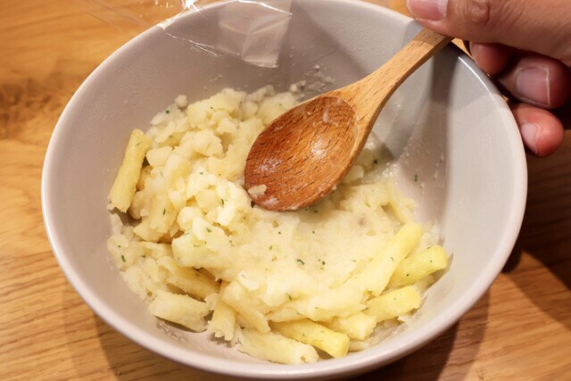 (2)潰す! 残った熱湯をじゃがりこに吸収させるようにしながらスプーンで全体を押し潰し、マッシュポテト状にする。ちなみにここにお好みでマヨ&ペッパーを加えればポテサラ化できる