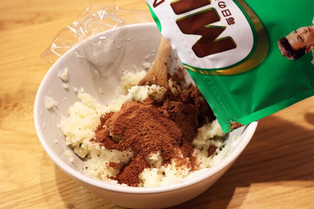 (3)ミロ! じゃがりこがマッシュポテト状になったらミロを粉末のまま加えながらよく混ぜる。全体が薄茶色に染まるまでたっぷりとミロを混ぜれば、ココア風味がアップして激ウマ!